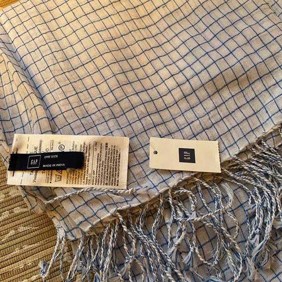 NWT GAP lightweight Scarf - Picture 3 of 3